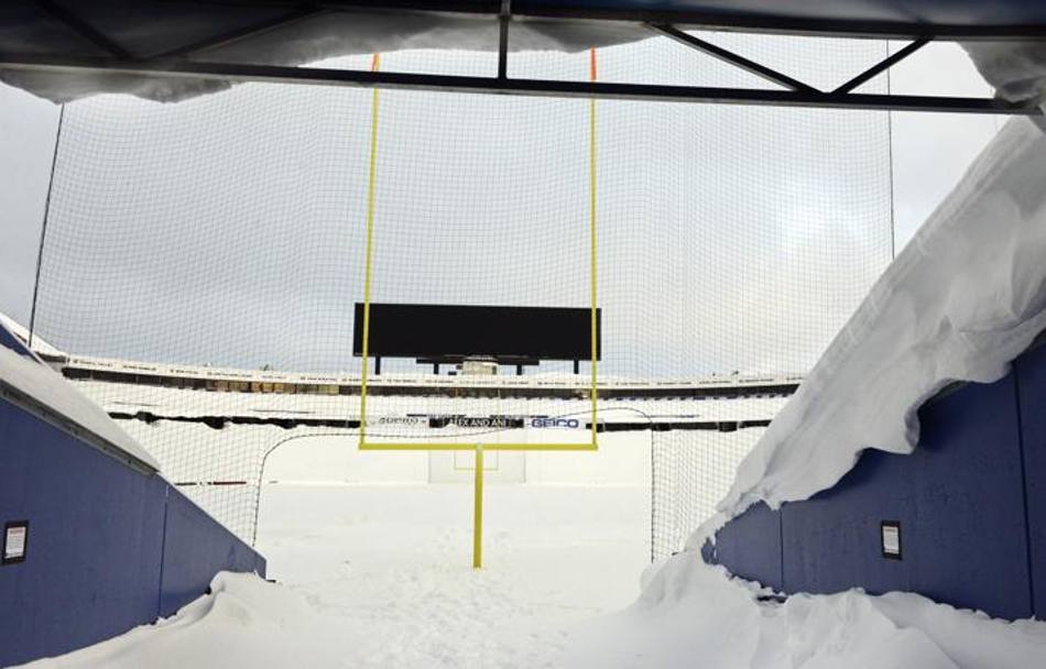 Il Ralph Wilson Stadium di Buffalo sepolto sotto 220 mila tonnellate di neve. AP